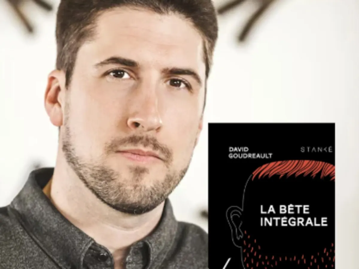 Auteur David Goudreault posant devant son livre