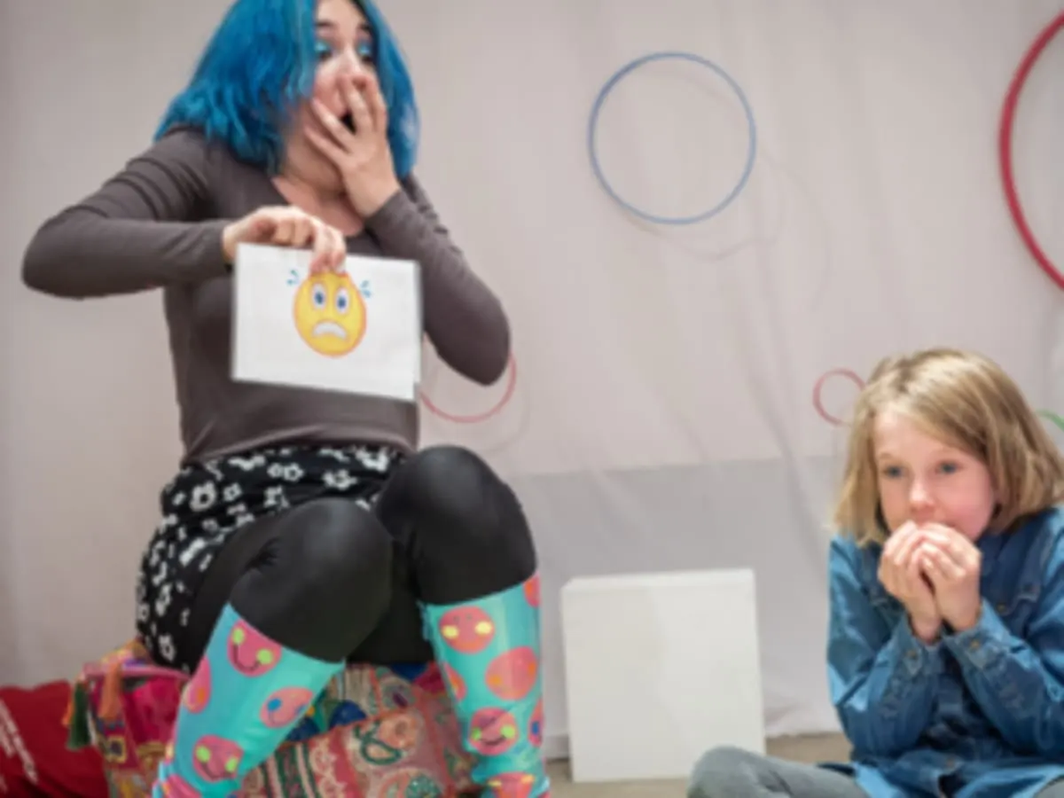 Conteuse devant un groupe d'enfants