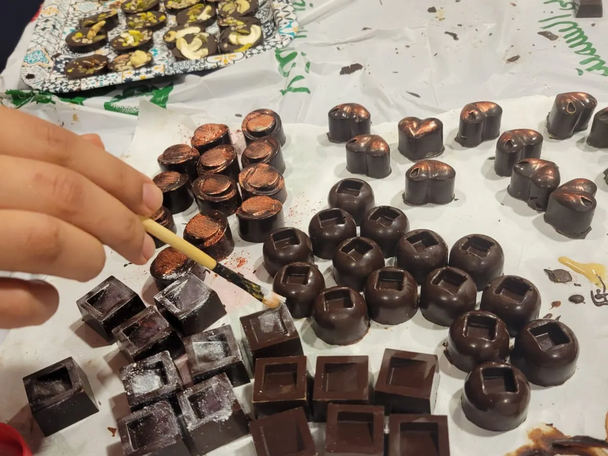 Décoration de petits chocolats avec un pinceau
