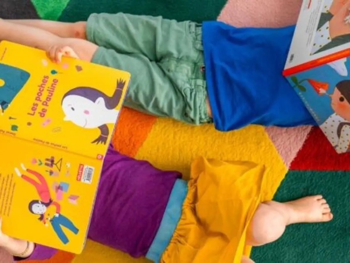 Enfants dans une activité de lecture.