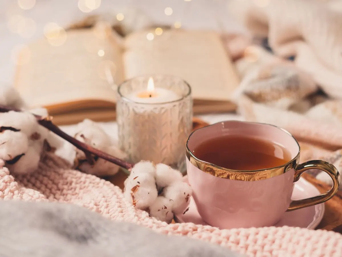 Tasse de thé et livre
