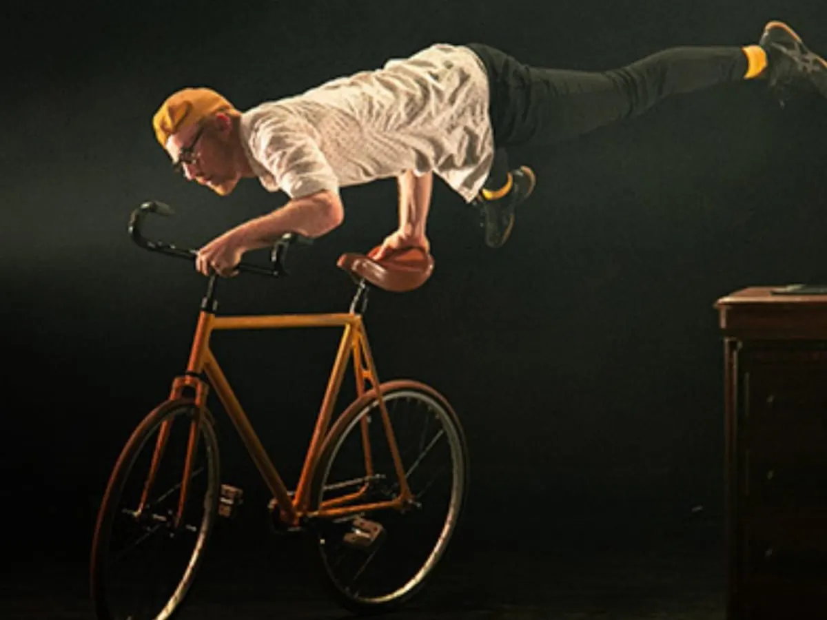 Homme faisant une figure à bicyclette