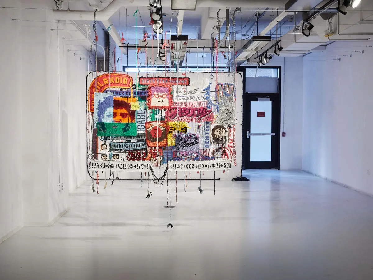 Montage de plusieurs texiles pour former une oeuvre d'art
