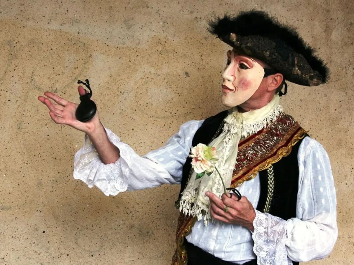 Photo d'un home masqué en costume d'époque