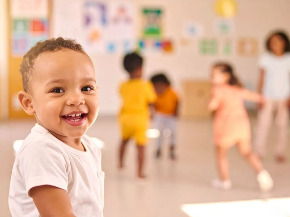 Photo de jeunes enfants debout dans une salle