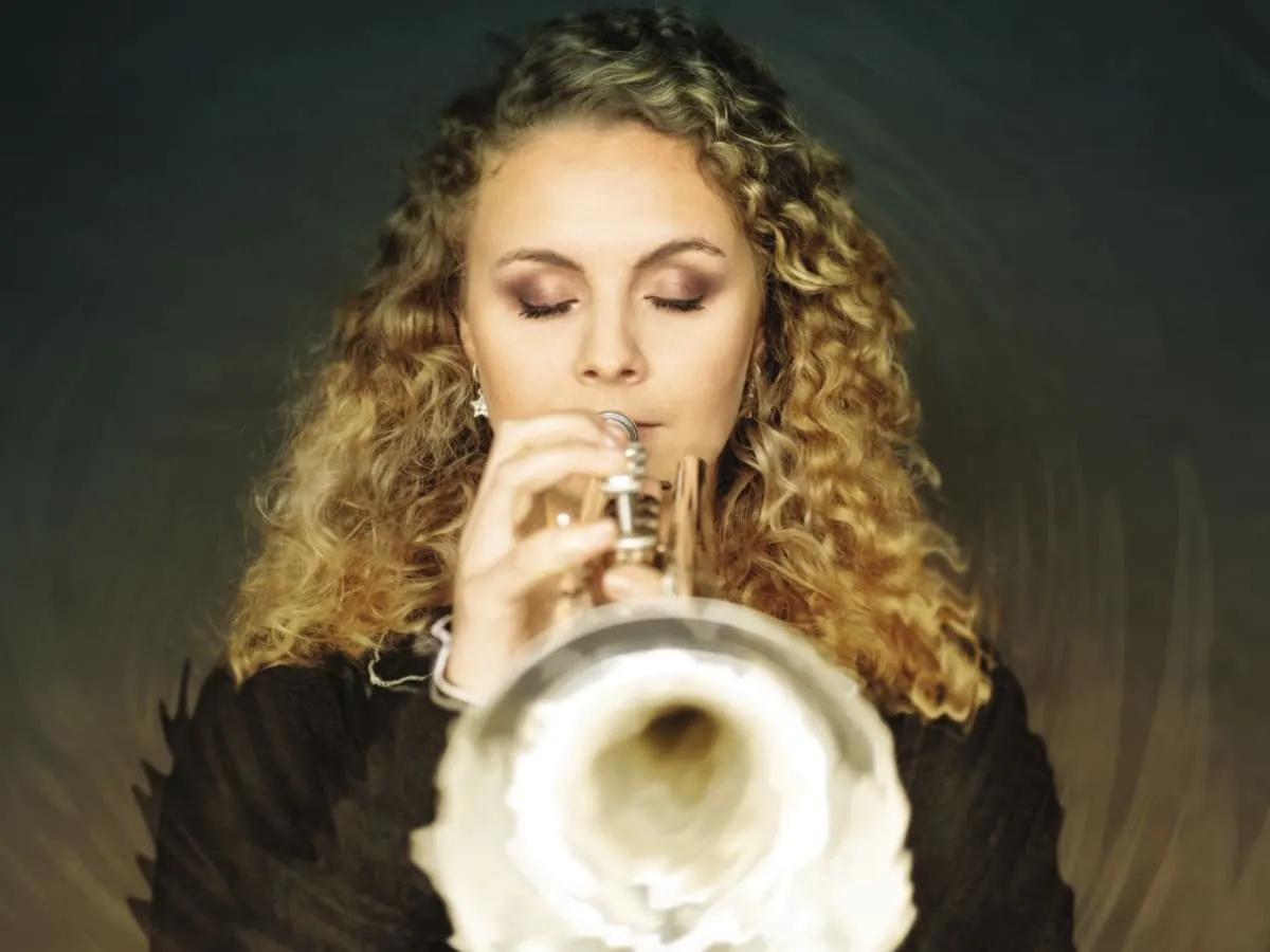 La trompettiste Matilda Lloyd qui joue de son instrument.