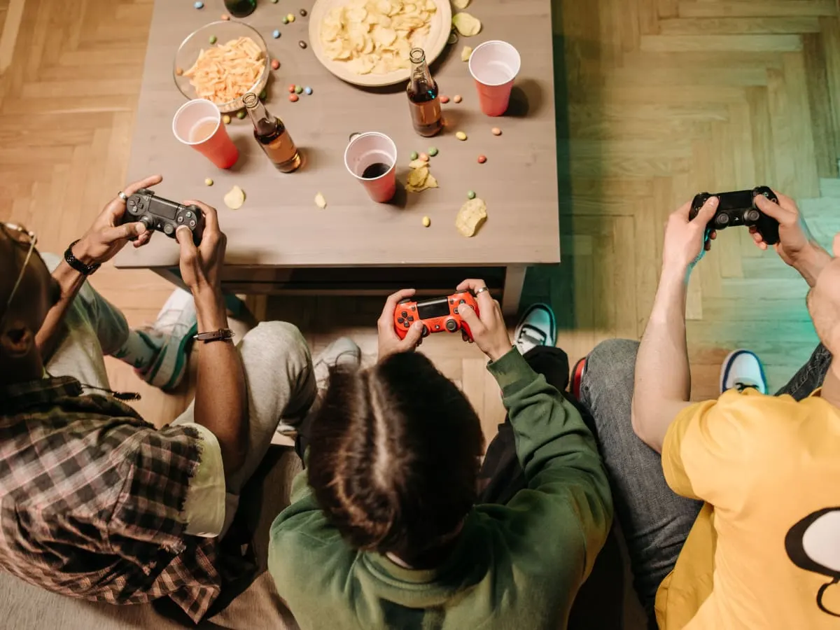 Ados qui jouent aux jeux vidéo.