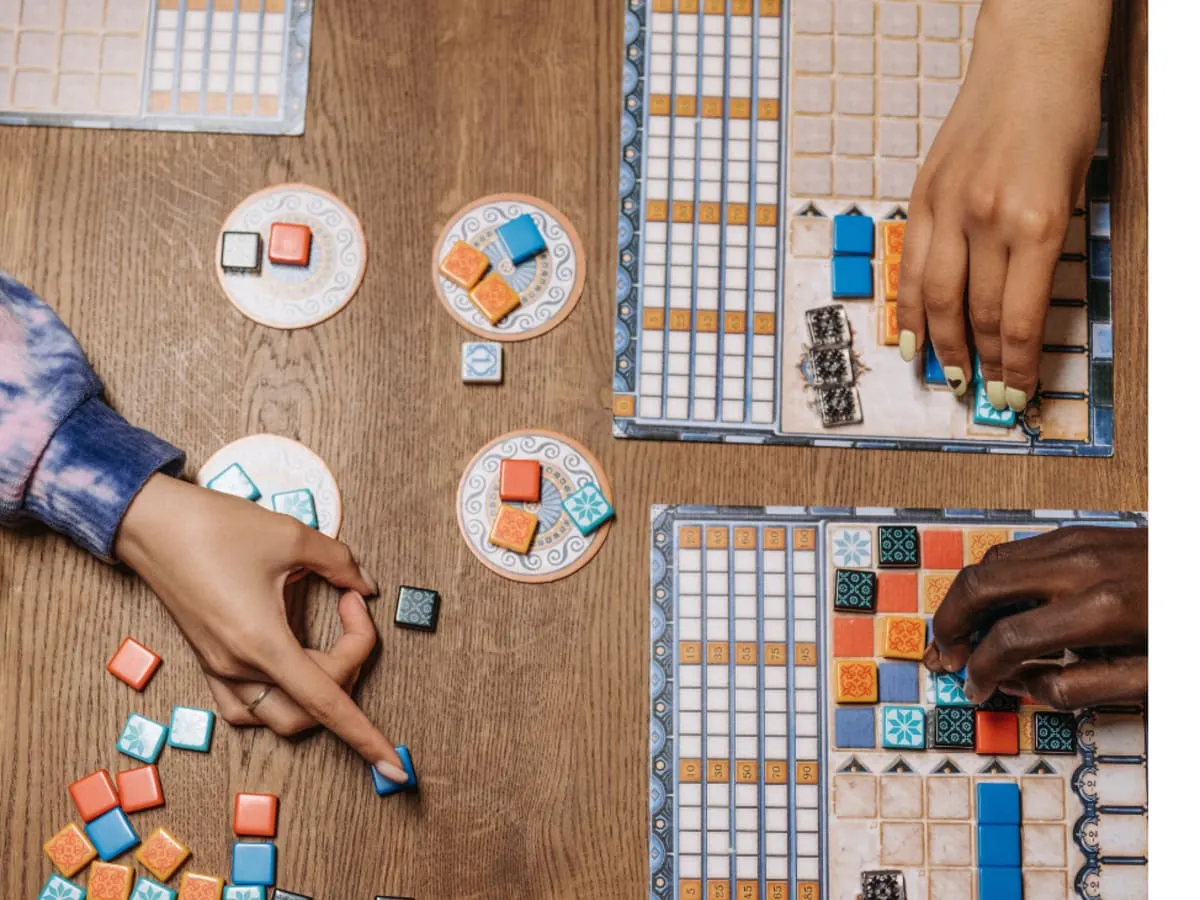 Vue aérienne de personnes jouant à un jeu de société