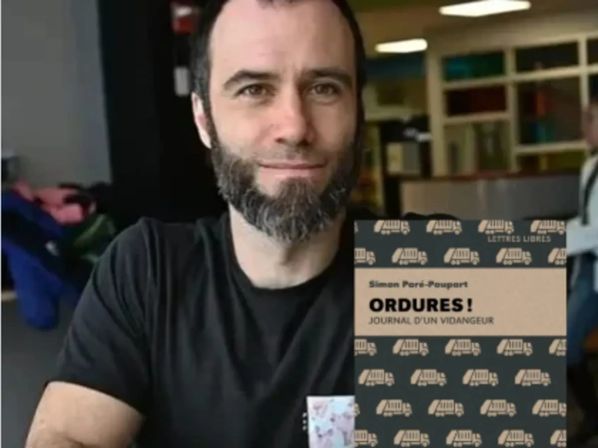 Auteur Simon Paré-Poupart devant sont livres