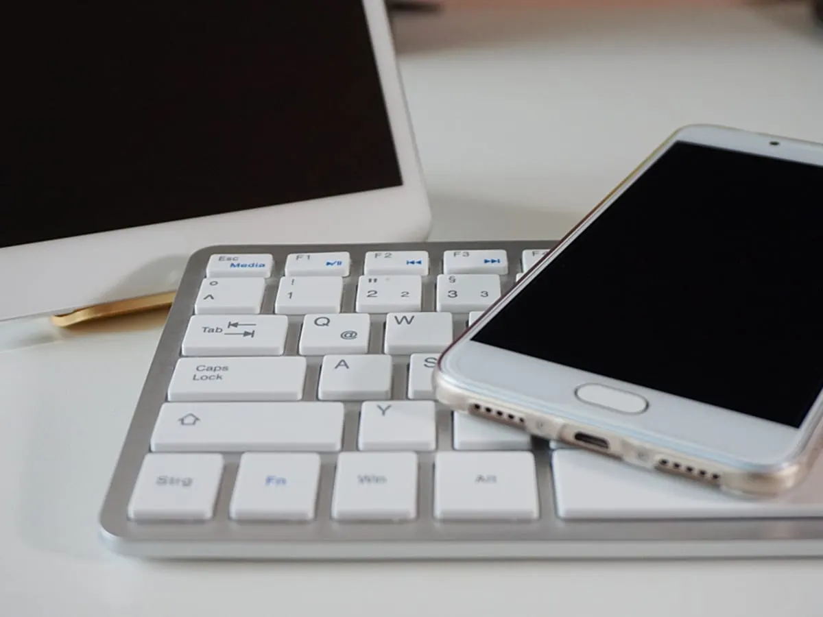 Photo d'un téléphone intelligent, 'une tablette et d'un clavier