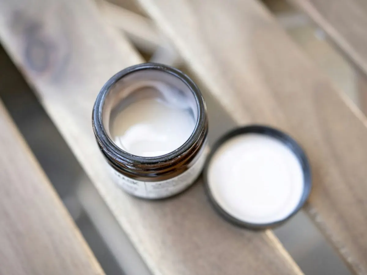 Pot de crème ouvert sur une table