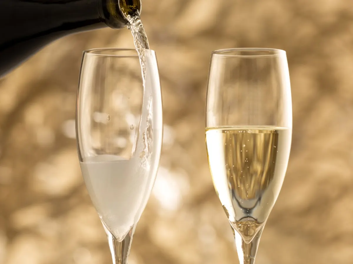 deux verres de vin mousseux