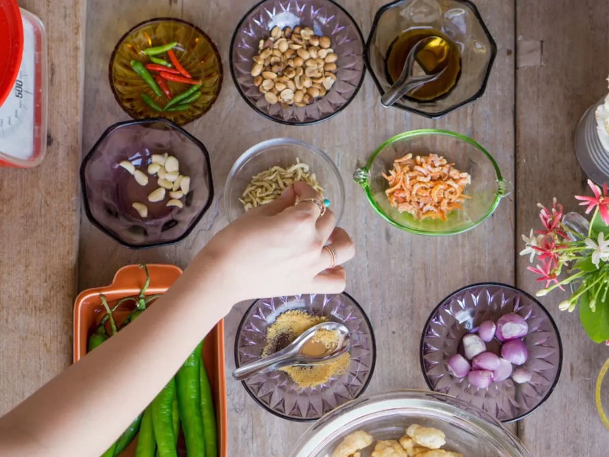 Photo d'une jeune et de plats cuisinés