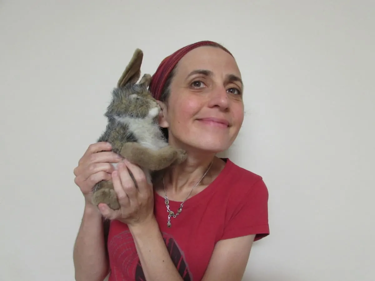 Edith grosse portant un lapin dans les mains.
