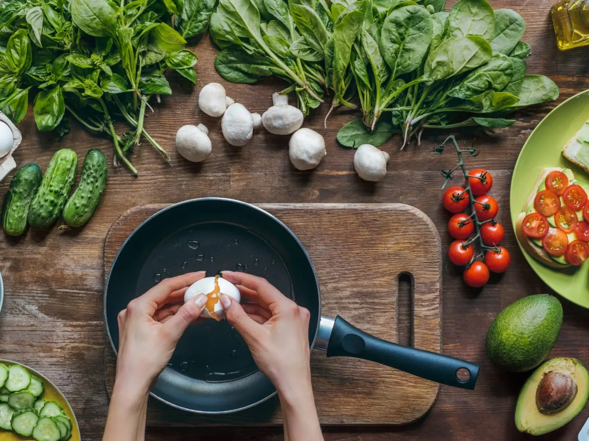 aliments et mains qui les cuisine
