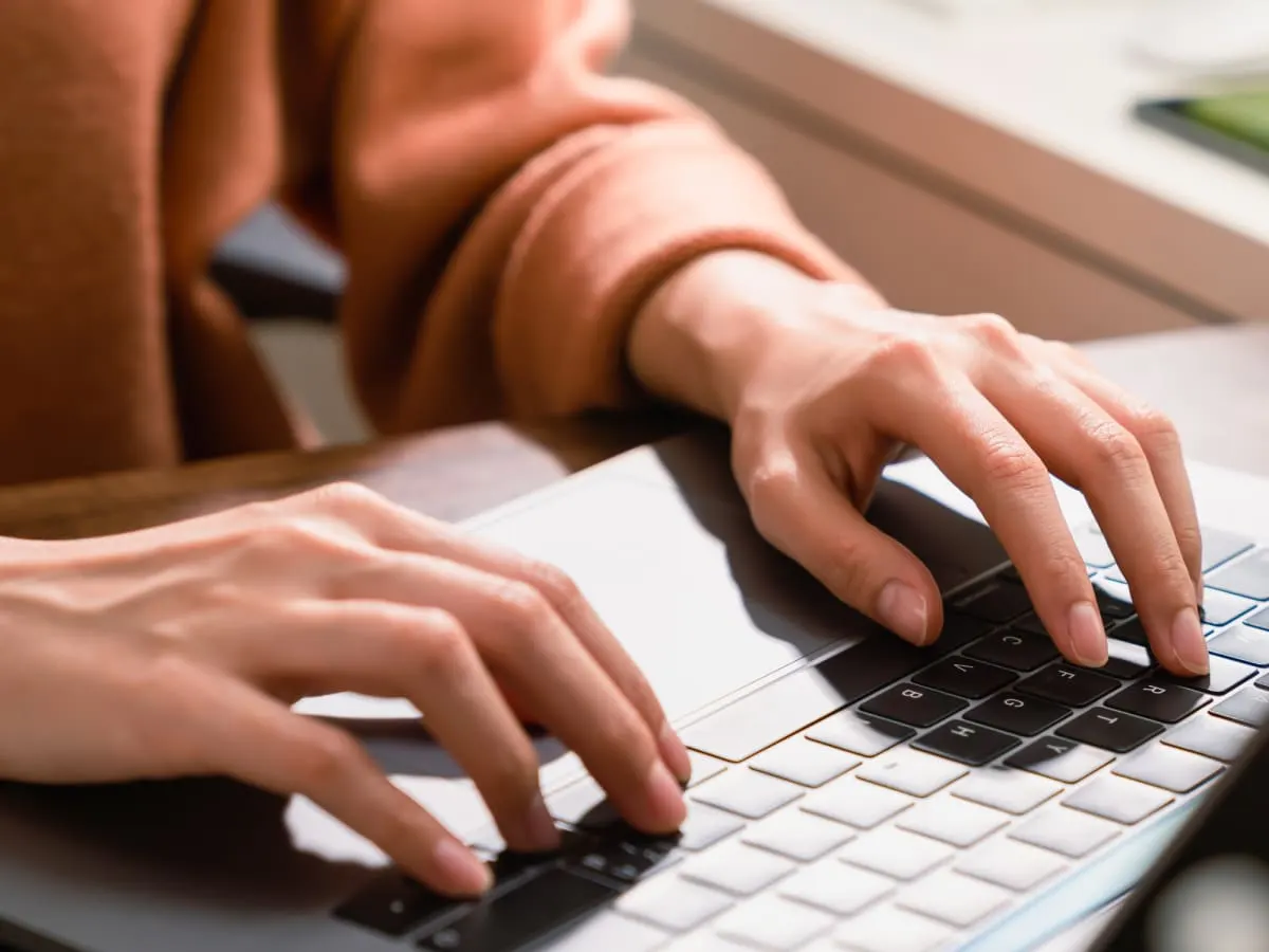 Mains sur un clavier d'ordinateur
