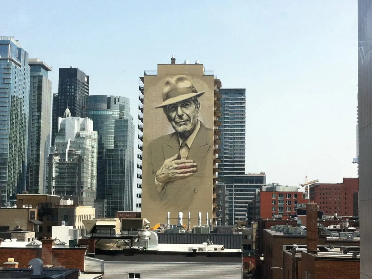 Image de la murale représentant Leonard Cohen, intitulée Tower of Songs, ornant le mur d’un édifice de la rue Crescent, dans le centre-ville de Montréal.
