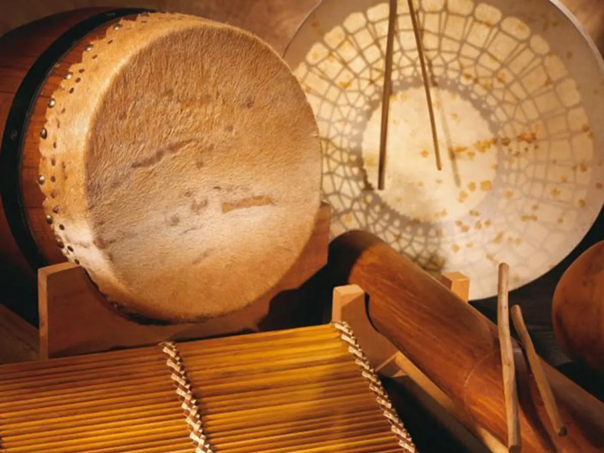 Photos d’instruments traditionnels associés au Maloya.