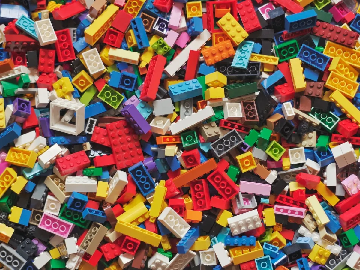 Pièces de LEGO étalées sur une table.
