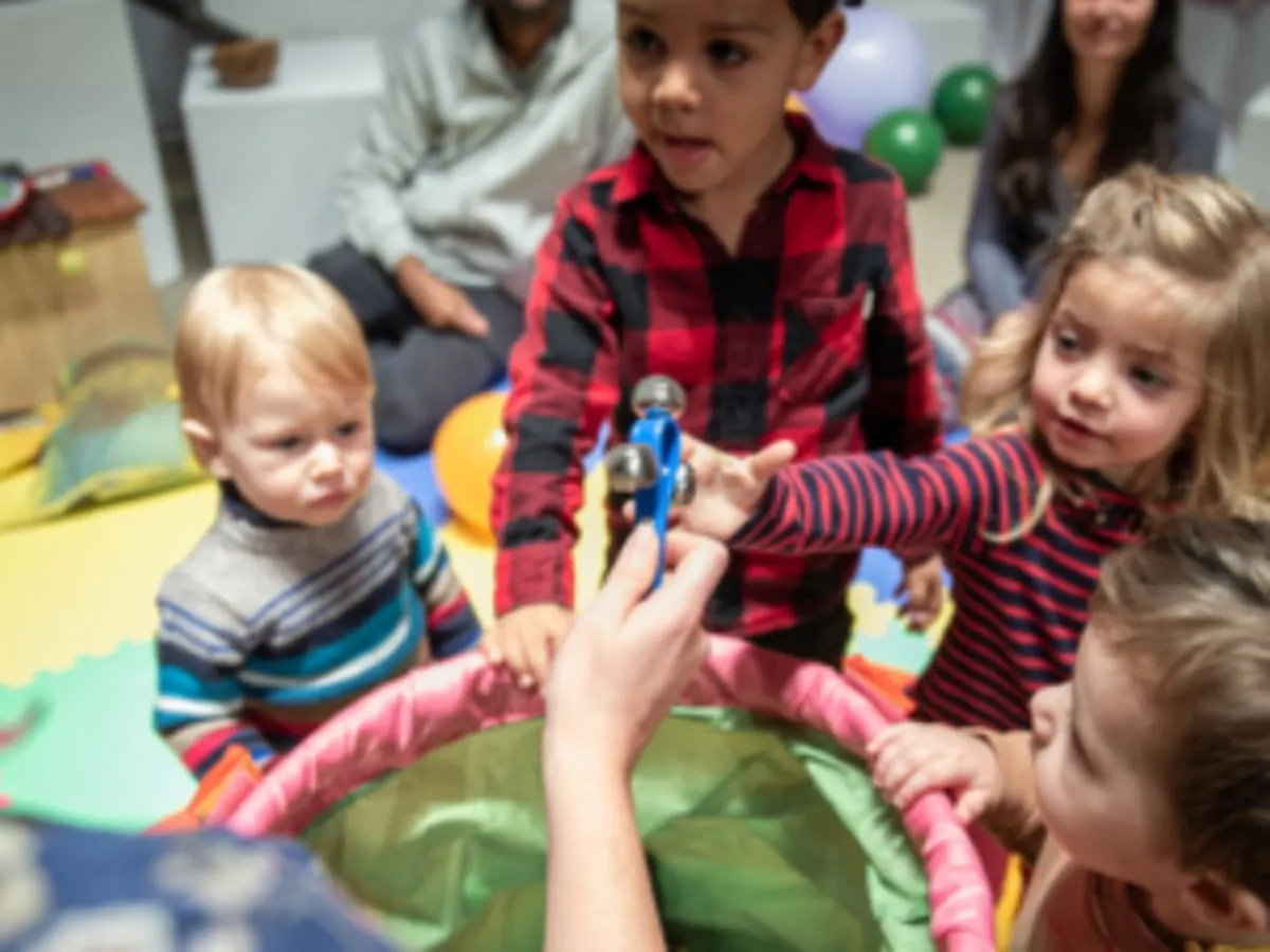 Groupe d'enfants découvrant un instrument de musique