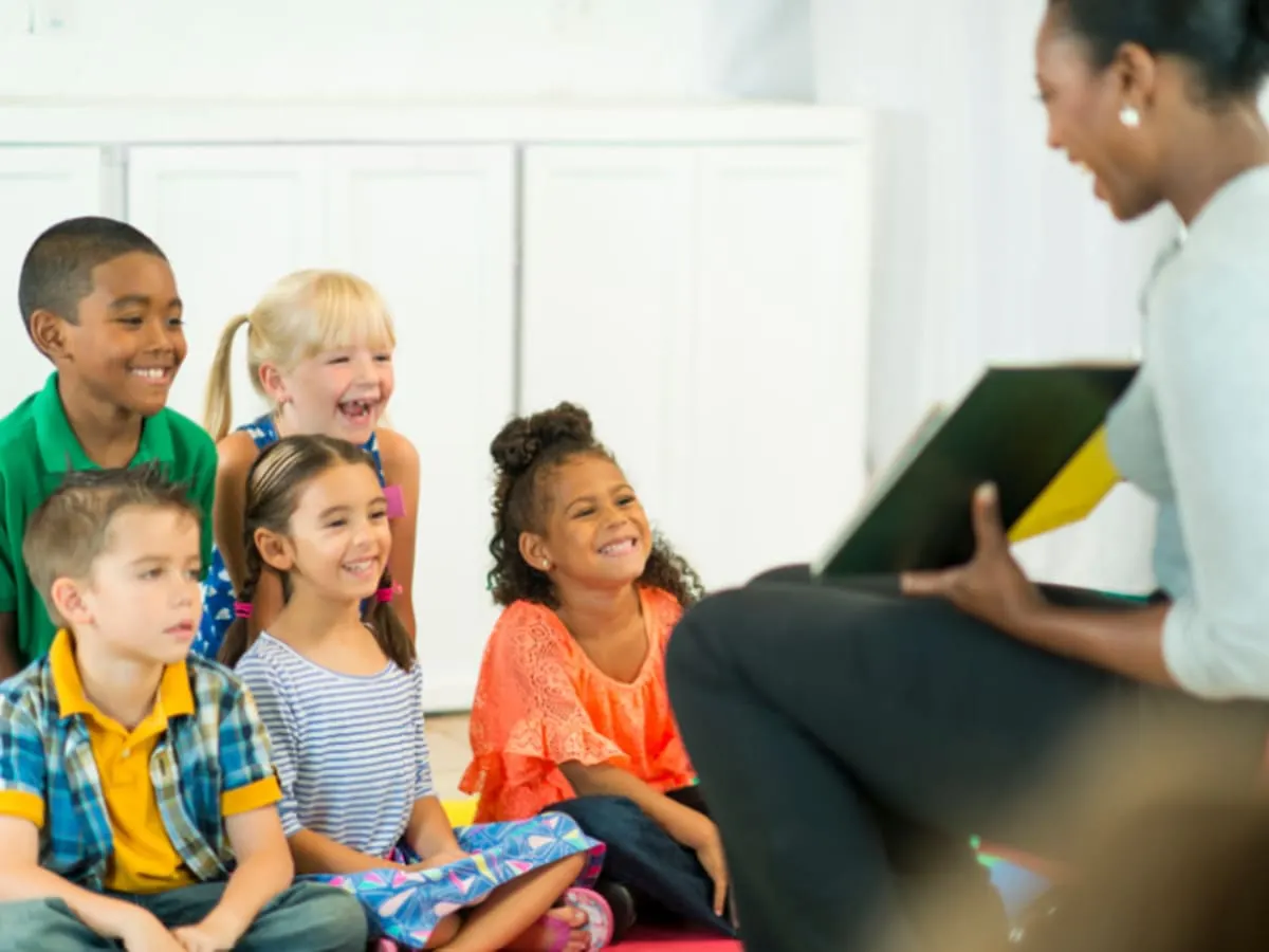 Enfants qui participent à une heure du conte