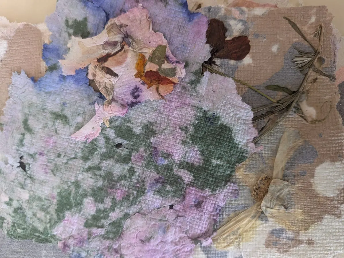 Un détail d'un papier artisanal texturé