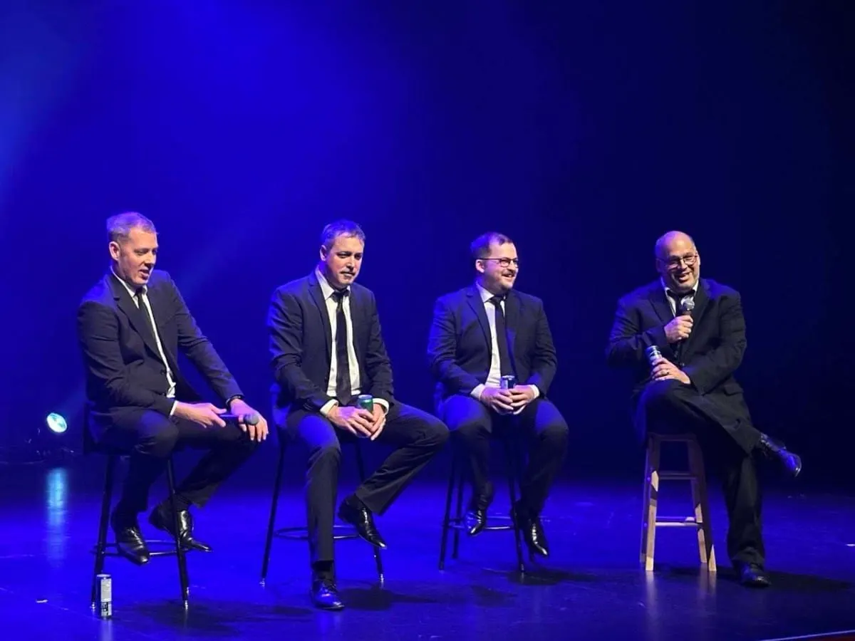 4 chanteurs assis sur 4 chaises
