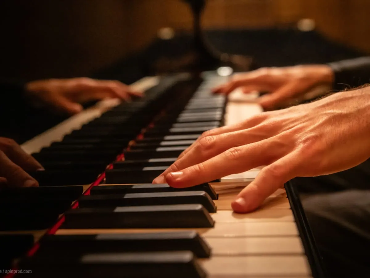 Plan rapproché des mains d'un pianiste