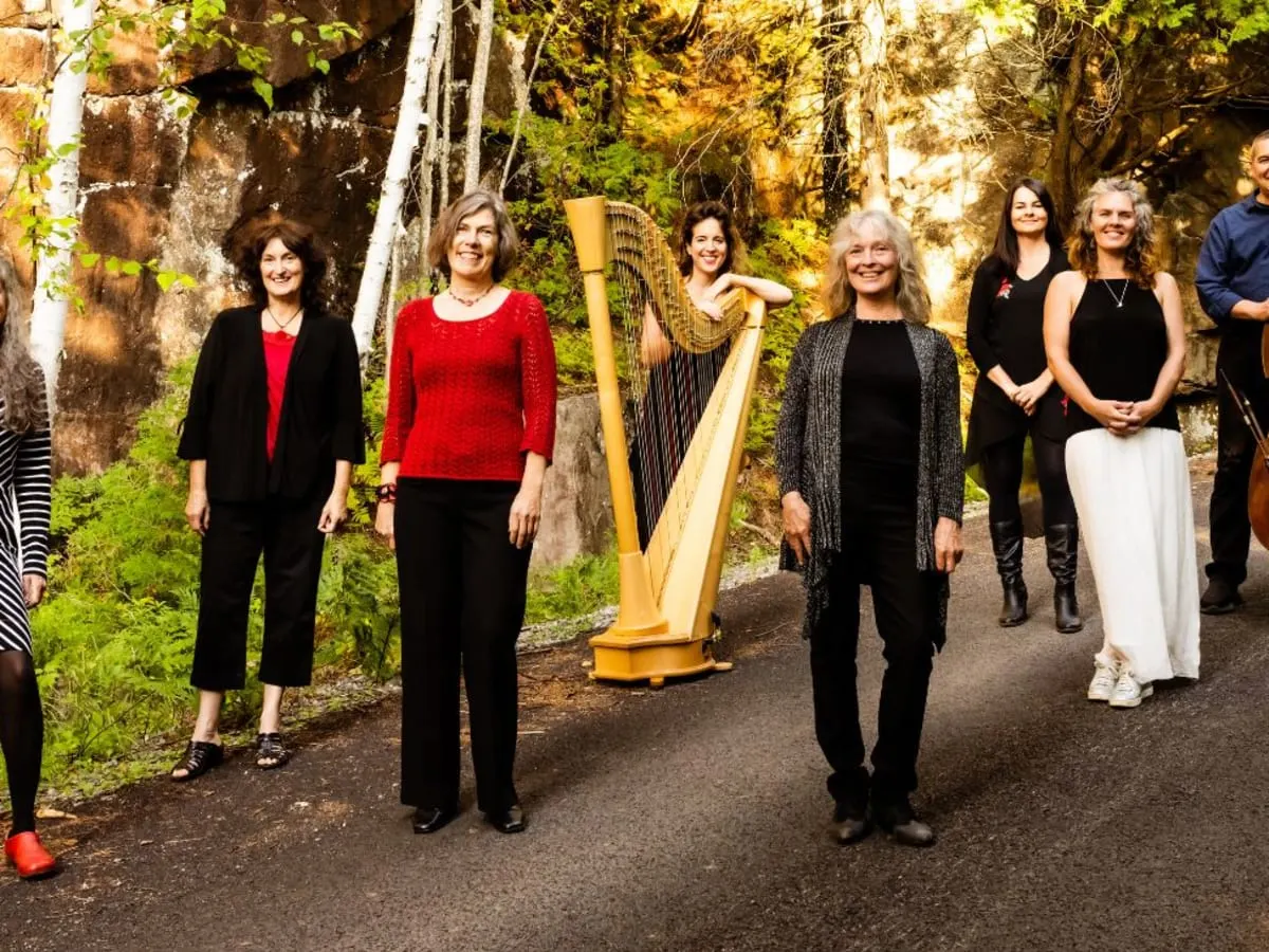 Les musiciens du chœur Lux Hodie posant sur une route dans la nature.