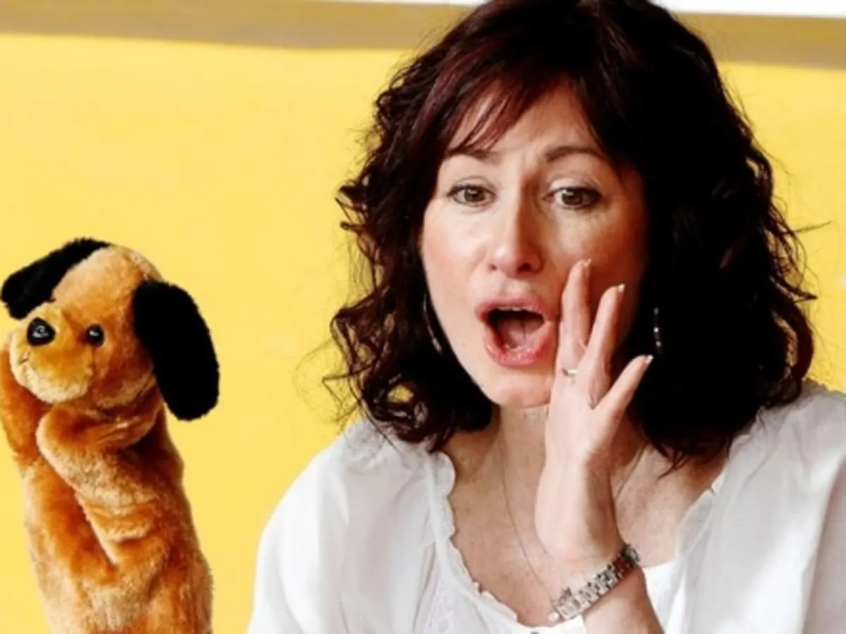 Danielle Loiseau, animatrice, avec une marionnette de chien.