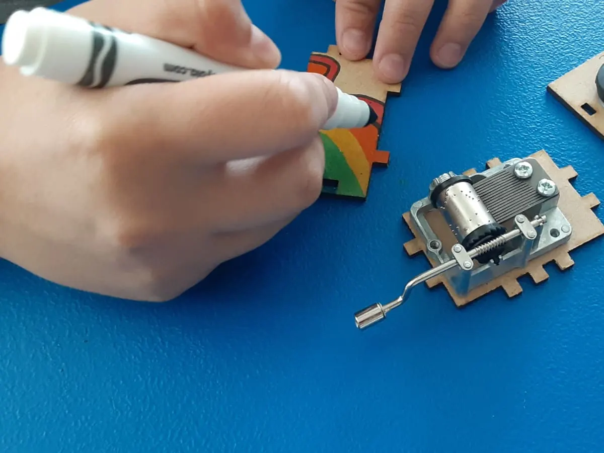 Boîte à musique en cours de fabrication