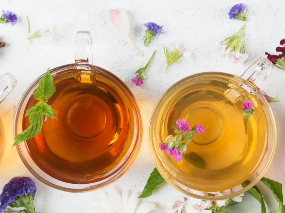 Tisanes dans des tasses avec des fleurs