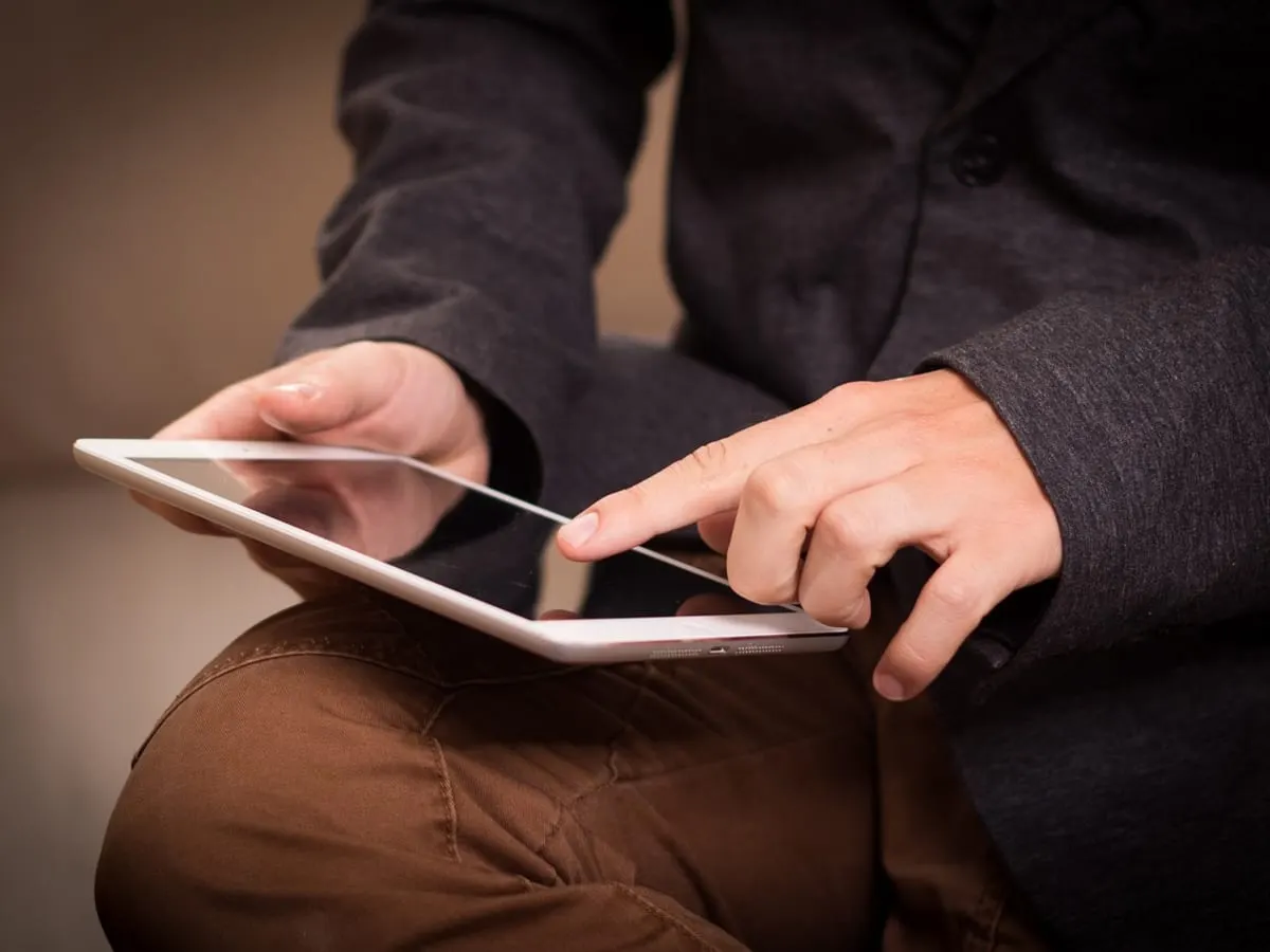 Une personne tenant un ipad