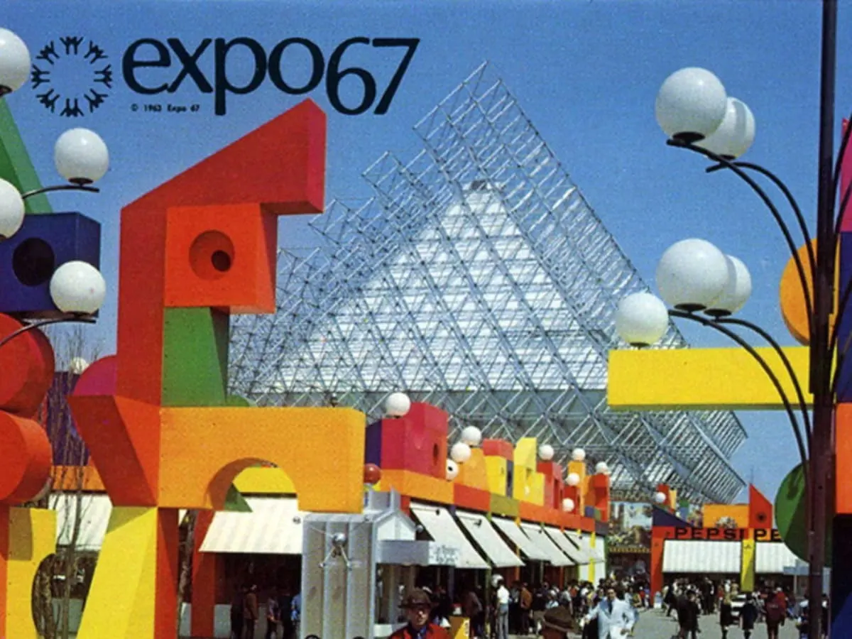 Affiche colorée de l’Expo 67 montrant des pavillons aux formes géométriques éclatantes et une grande structure en treillis s’élevant au centre du site. L’image évoque l’effervescence, l’innovation et l’ouverture sur le monde qui ont marqué cet événement emblématique de Montréal.