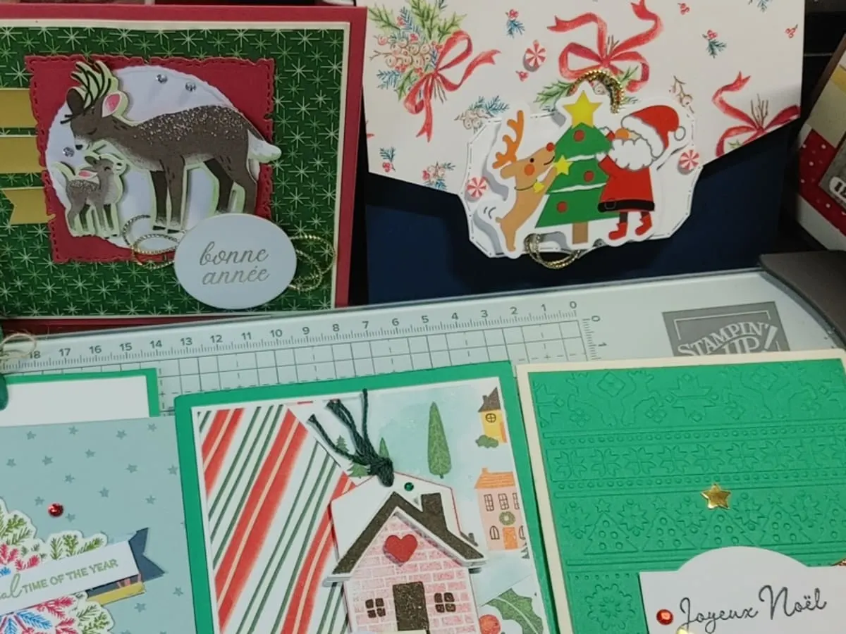 Photo de plusieurs cartes des fêtes fait avec du collimage en vert, rouge et blanc