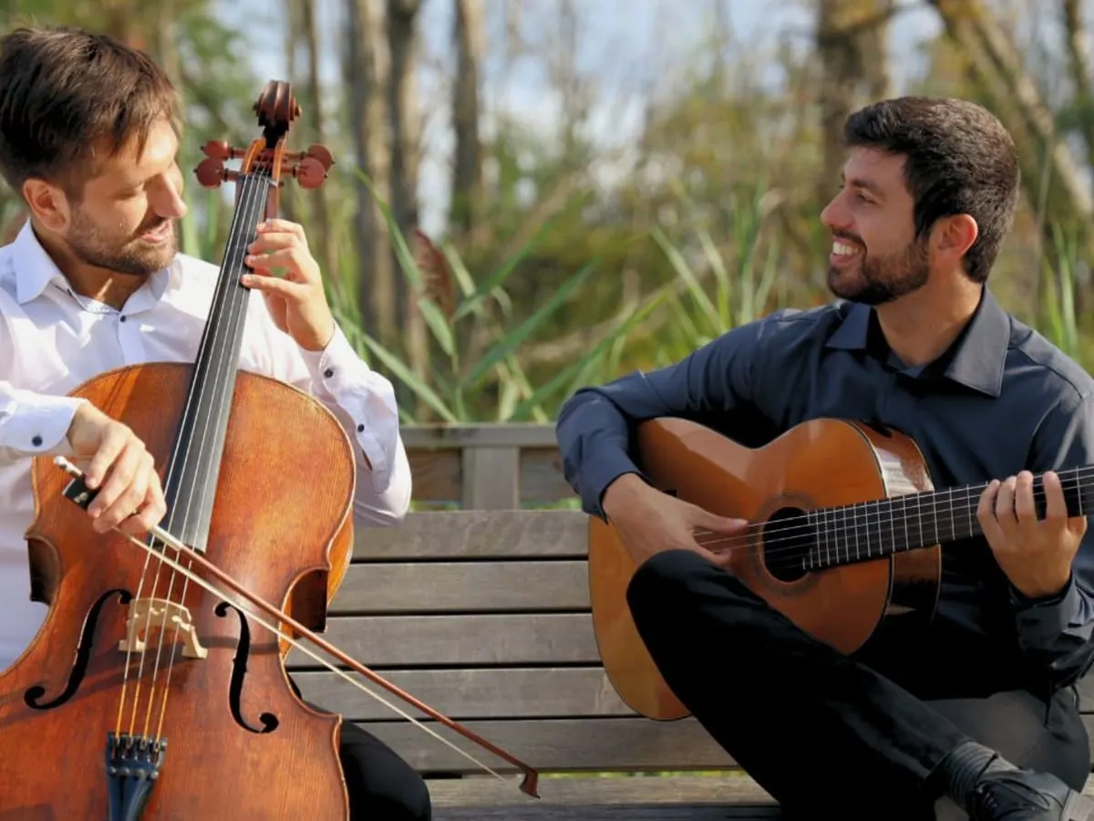 les deux musiciens et leur instruments guitare et violoncelle