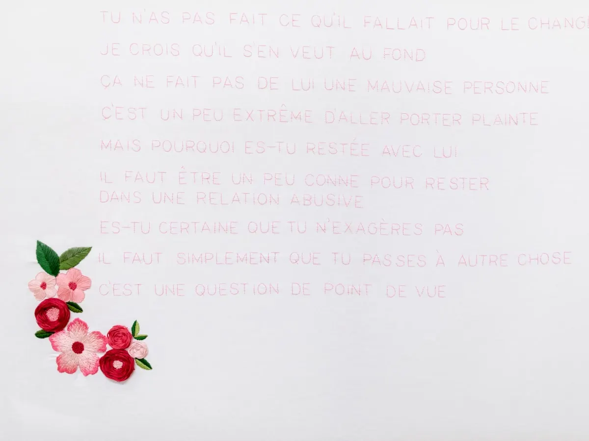 photo de texte broder rouge sur blanc