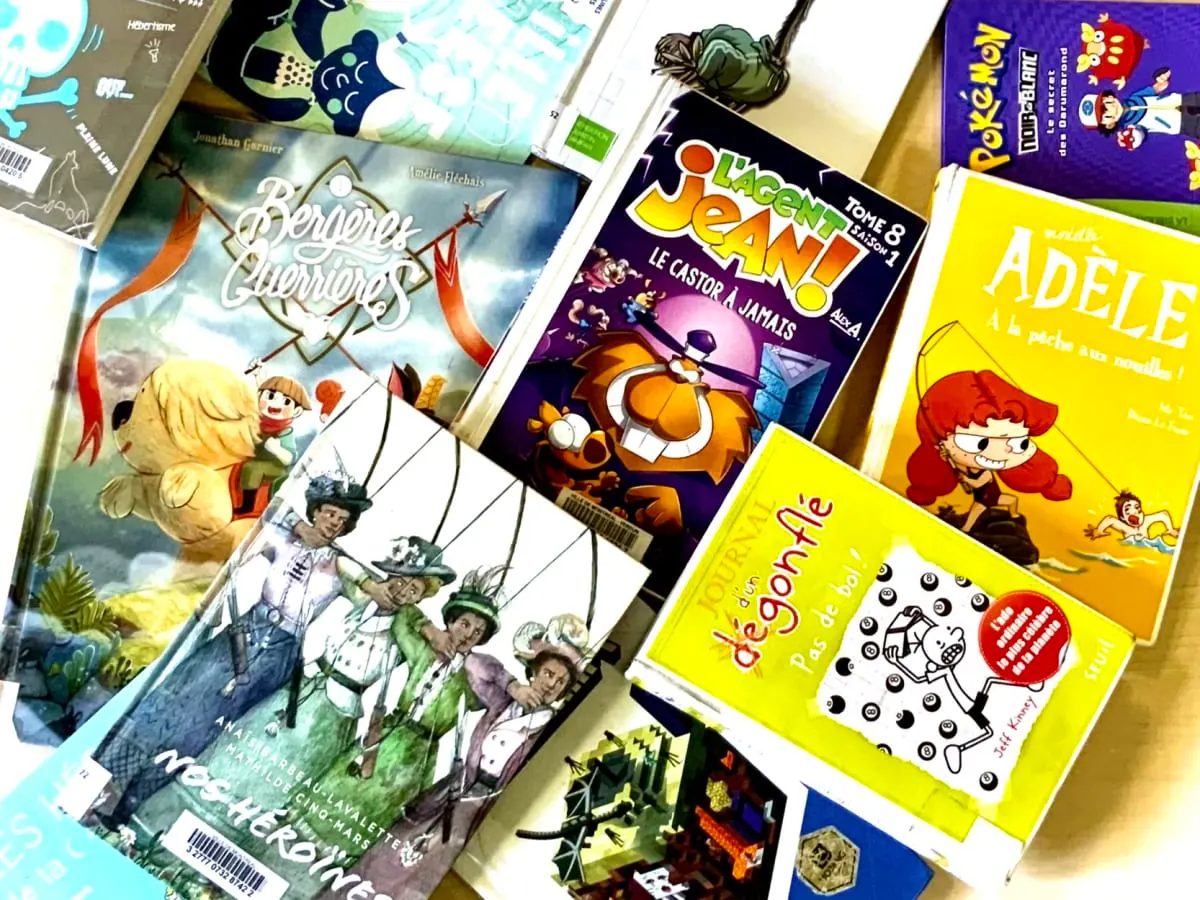 Livres jeunesse éparpillés.