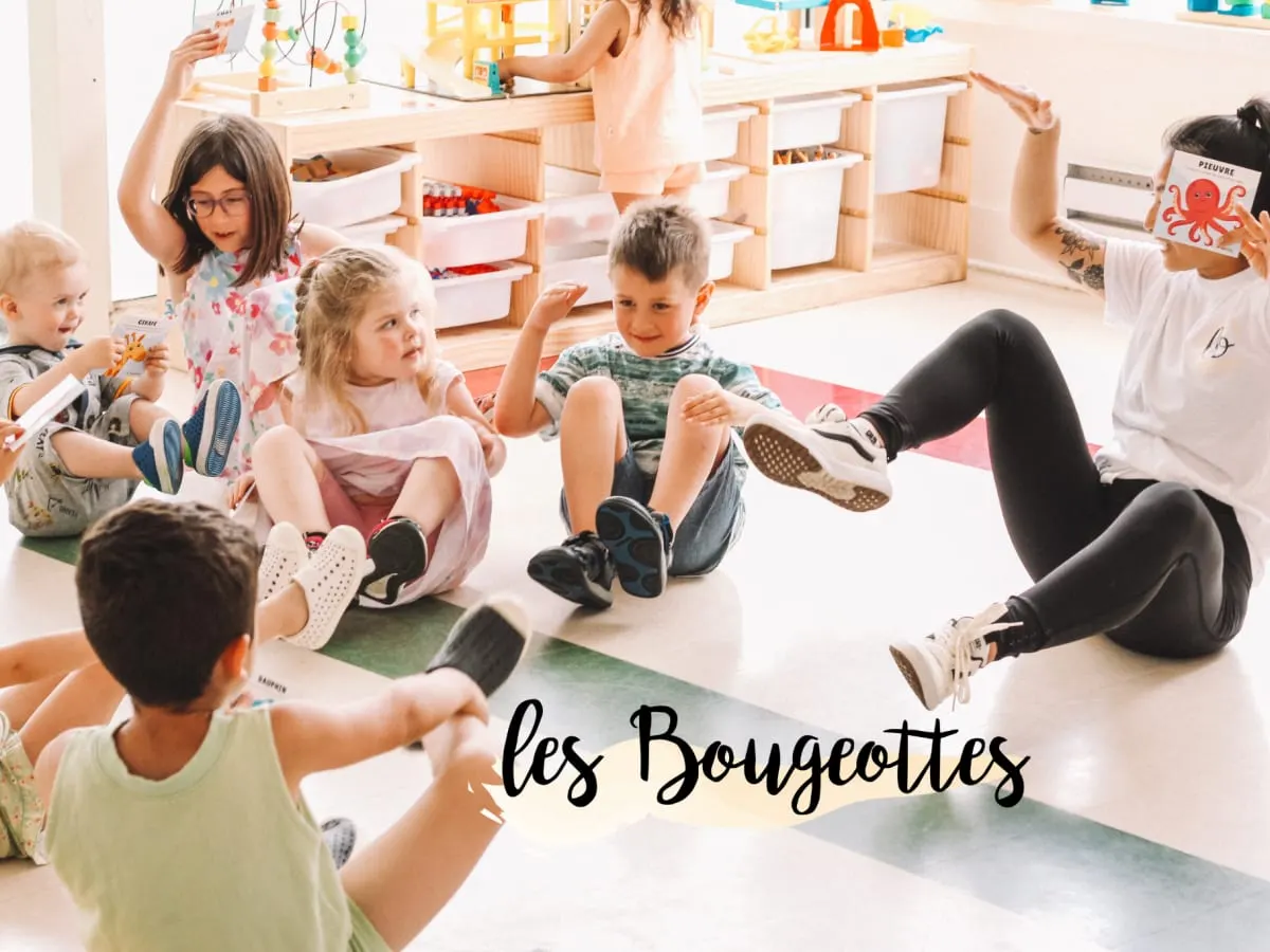 une classe d'enfants pratiquant le yoga