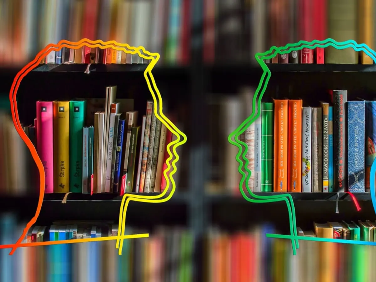 Livres dans une bibliothèque et dessins de 2 visages dessus.