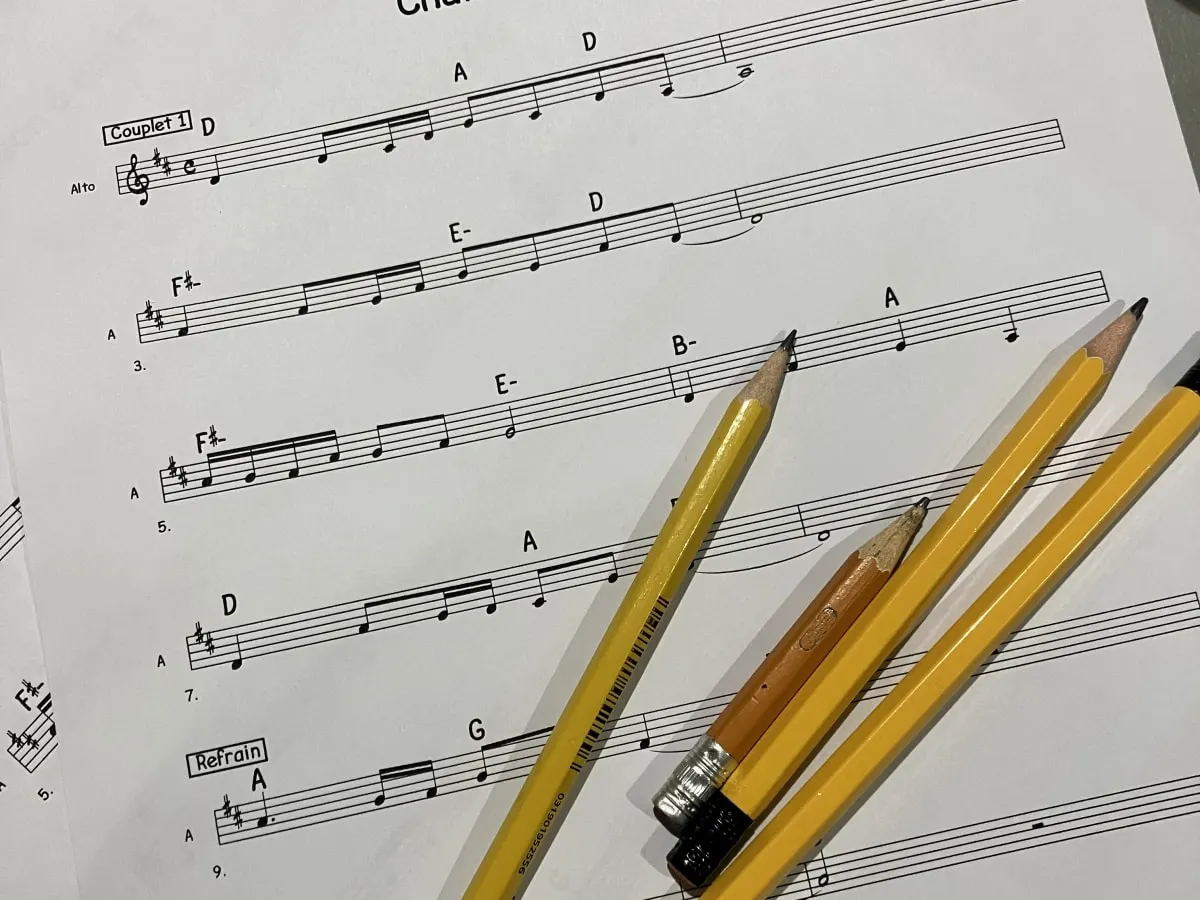 Partitions de musique et des crayons à la mine.