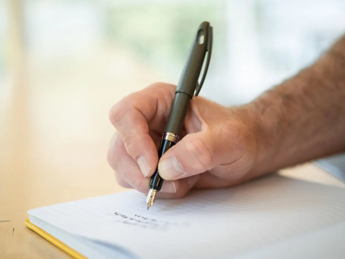 Main écrivant sur un cahier