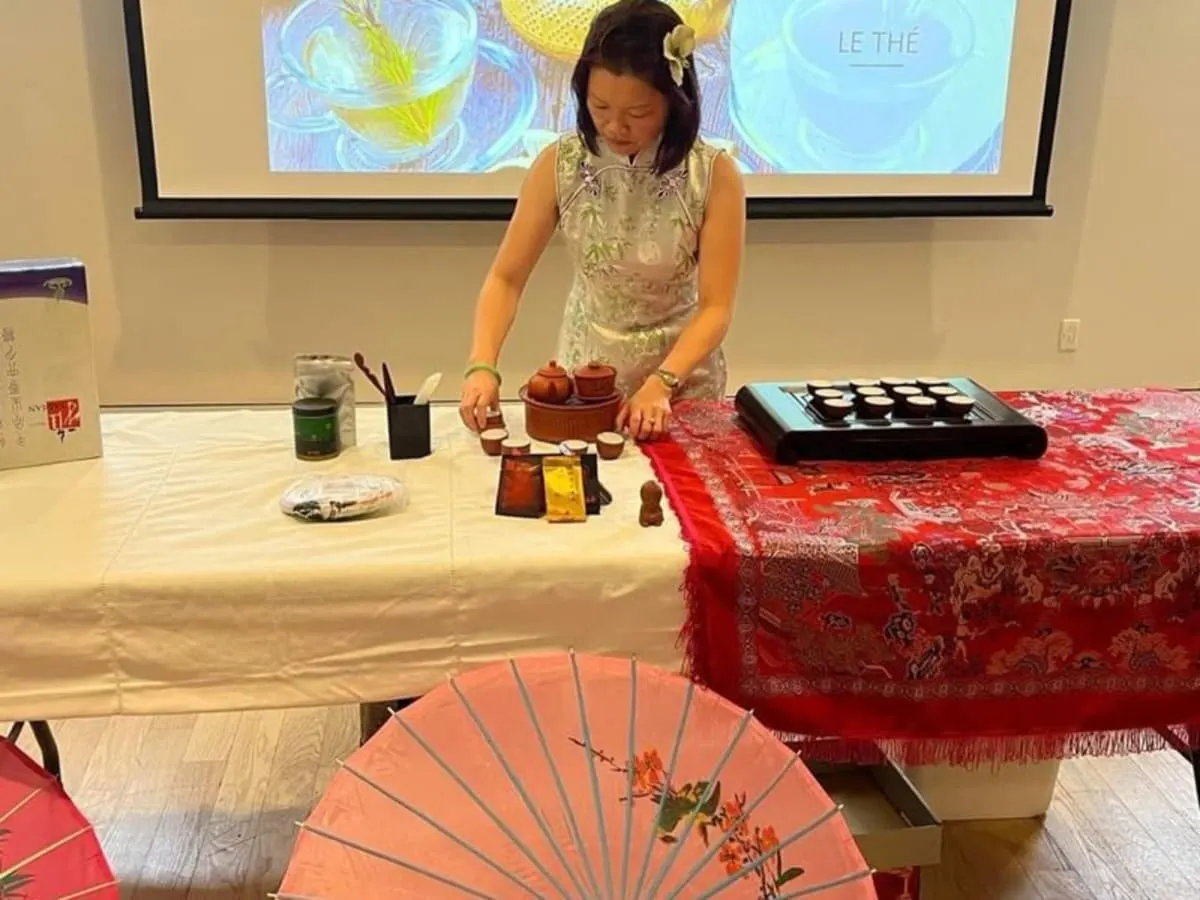 Une photo d'une personne préparant une table de dégustation de thé