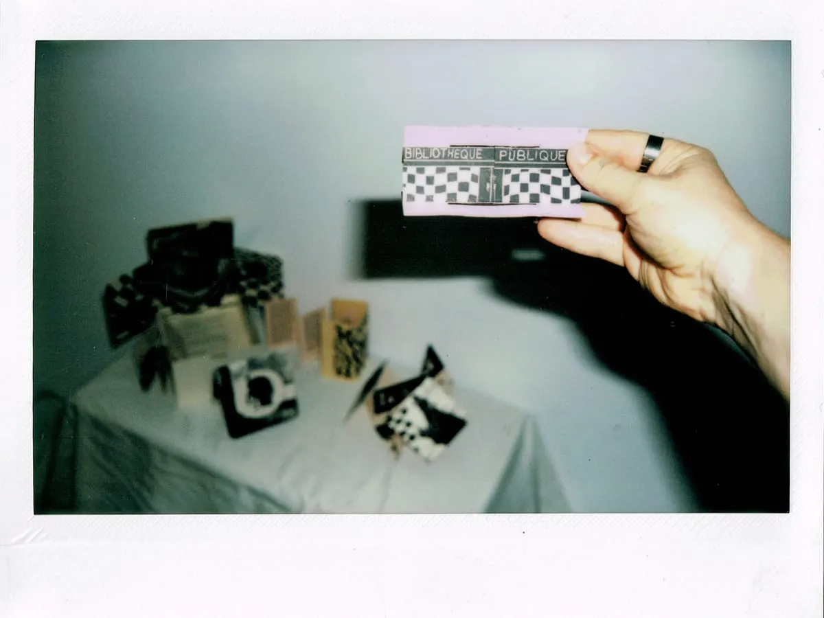 zine dans une main