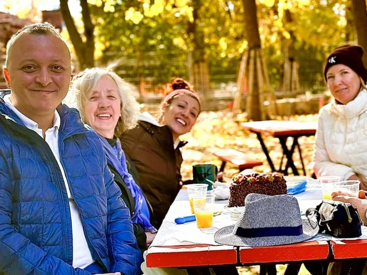 Groupe autour d'une table à pique-nique.