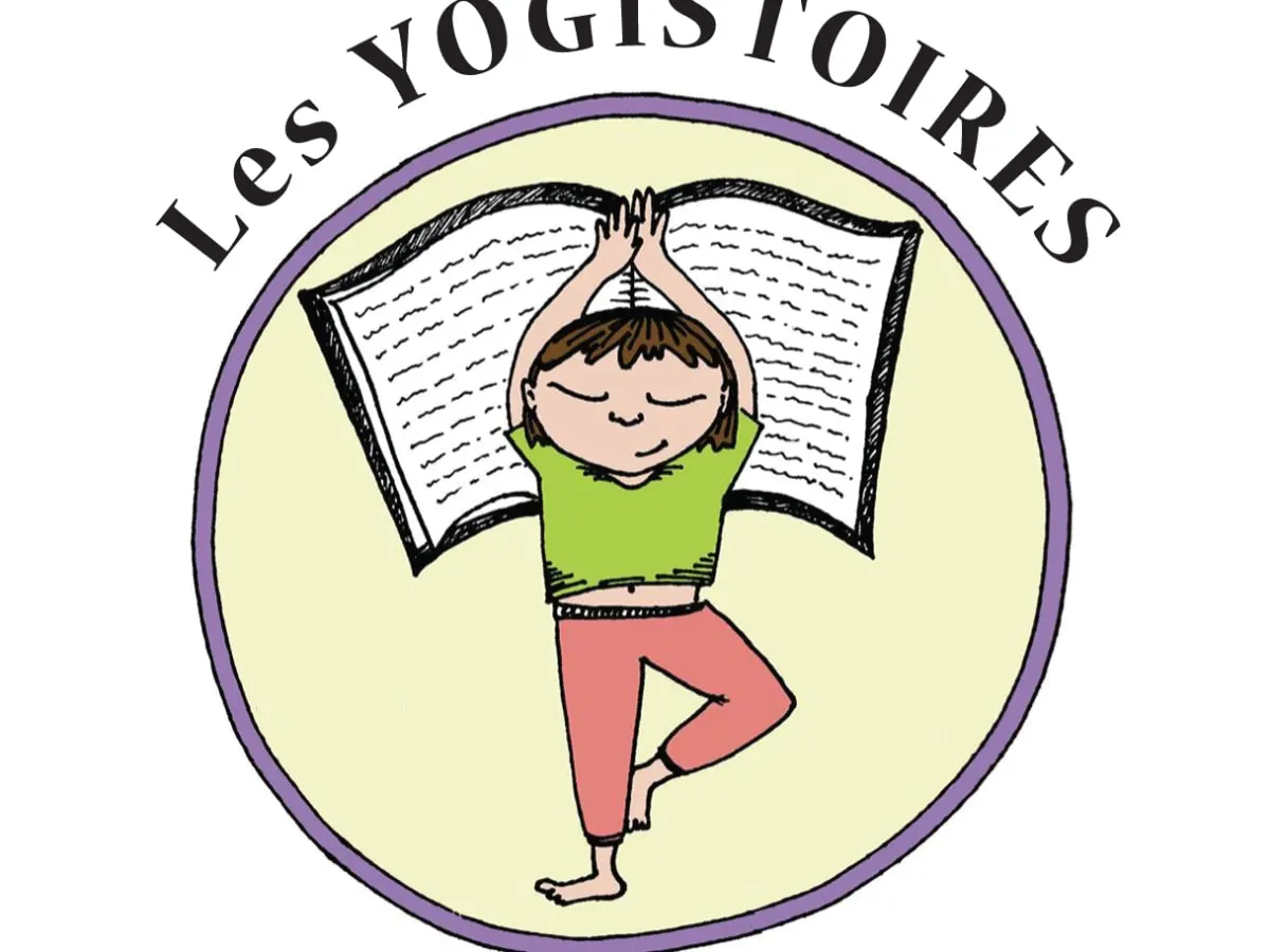 L'image est un logo circulaire pour "Les Yogistoires", représentant un enfant de dessin animé en train de faire une posture de yoga (la posture de l'arbre) au-dessus d'un livre ouvert.