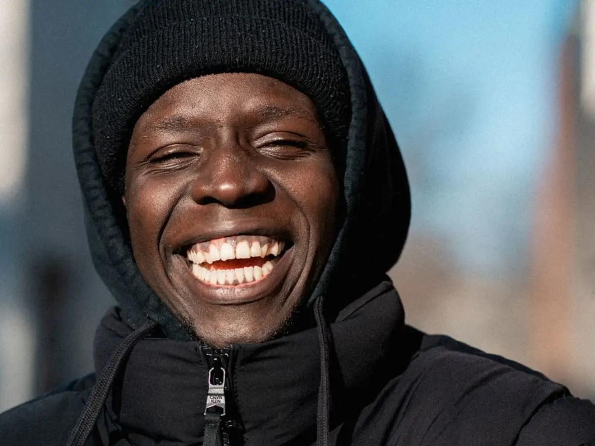L'humoriste Mibenson Sylvain en gros plan.
