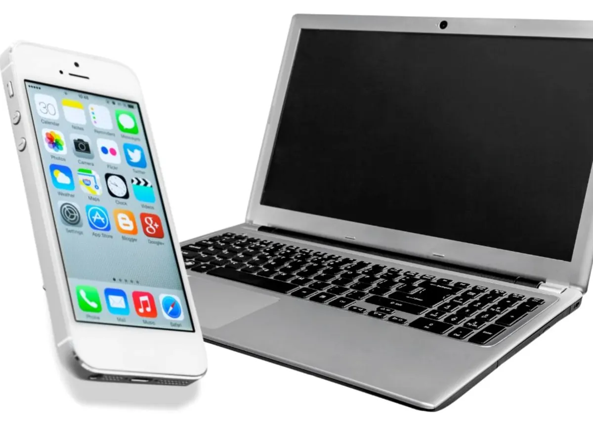Photo d'un cellulaire et d'un ordinateur portable