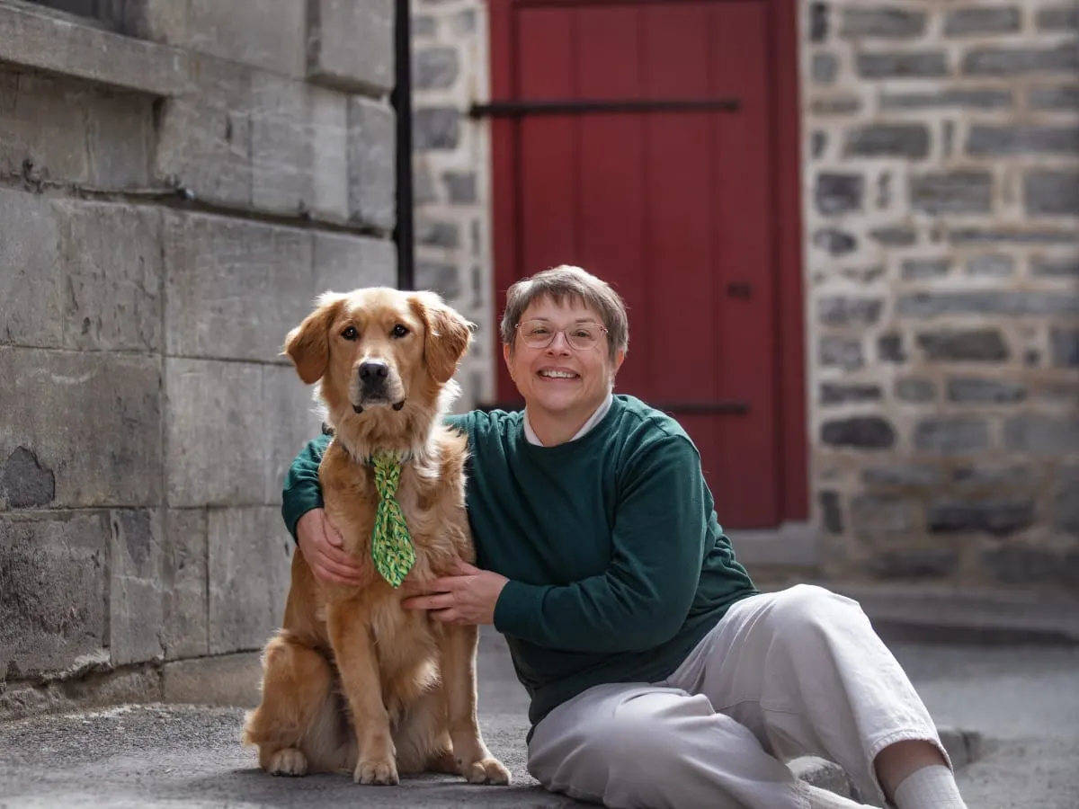 une dame et son chien