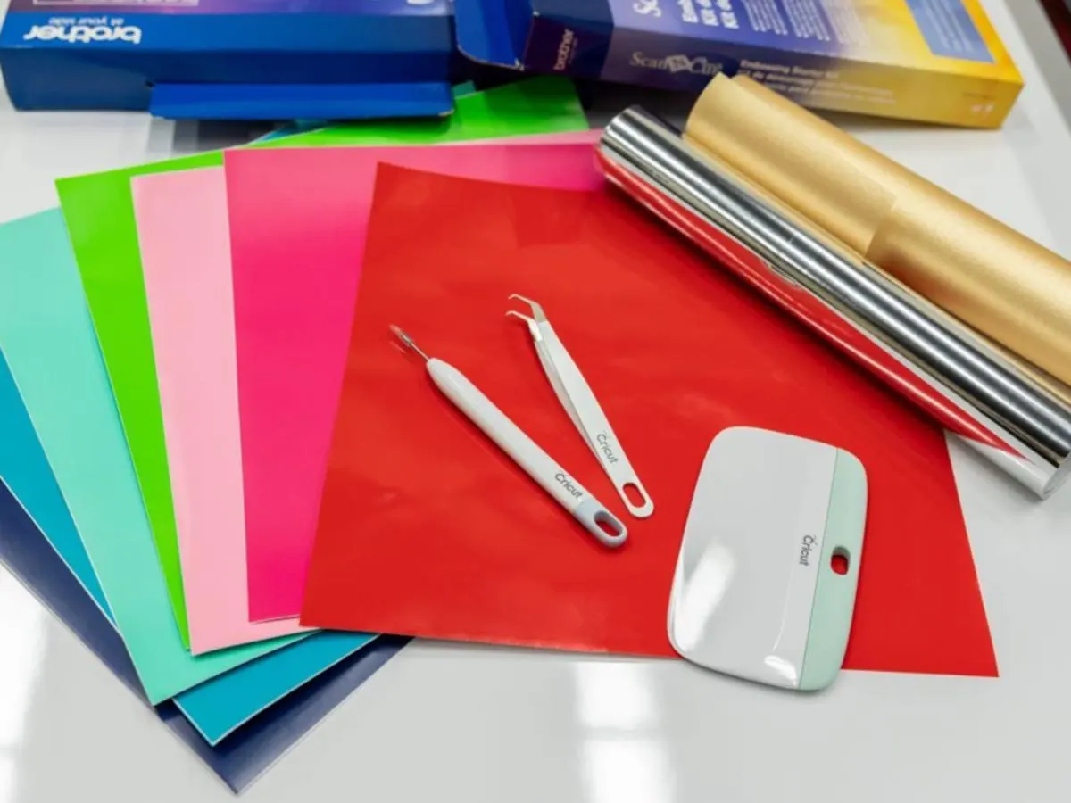 Des papiers de couleurs et des accessoires Circuit posés sur une table.